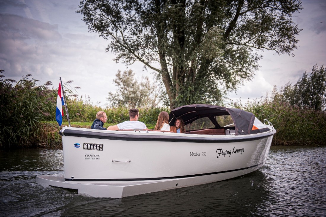 Maxima 750 Flying Lounge