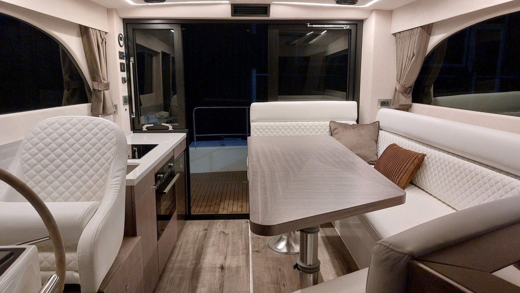 Maxima 37 cabin