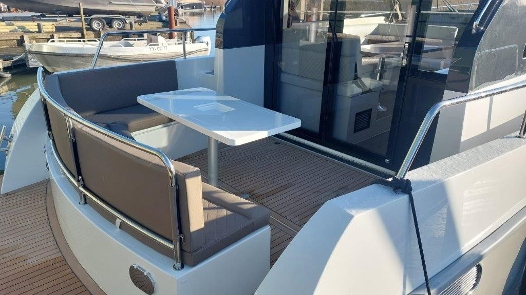 Maxima 37 cabin