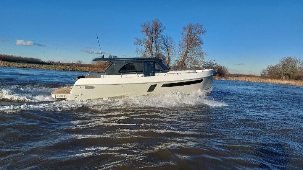 Maxima 37 cabin