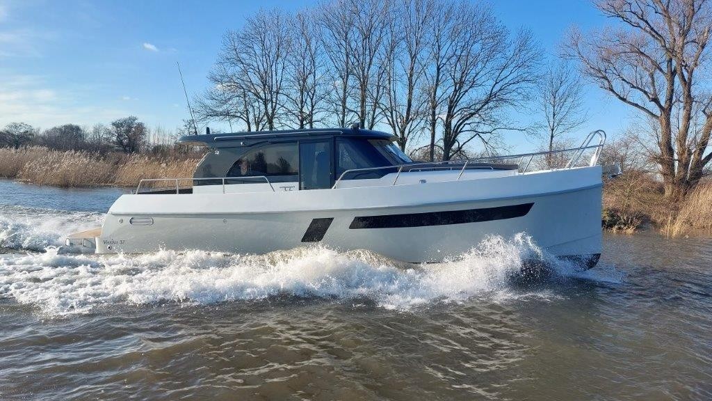 Maxima 37 cabin