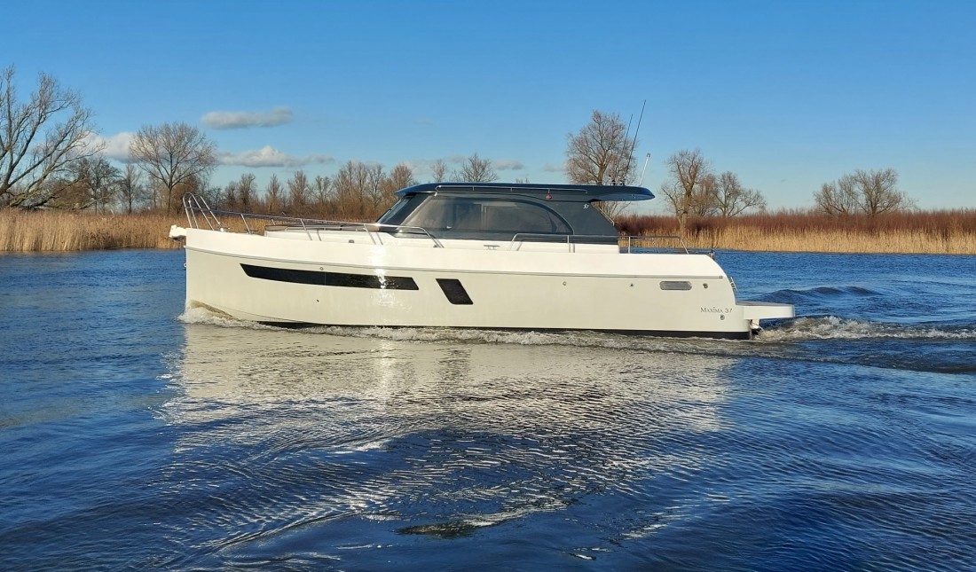 Maxima 37 cabin