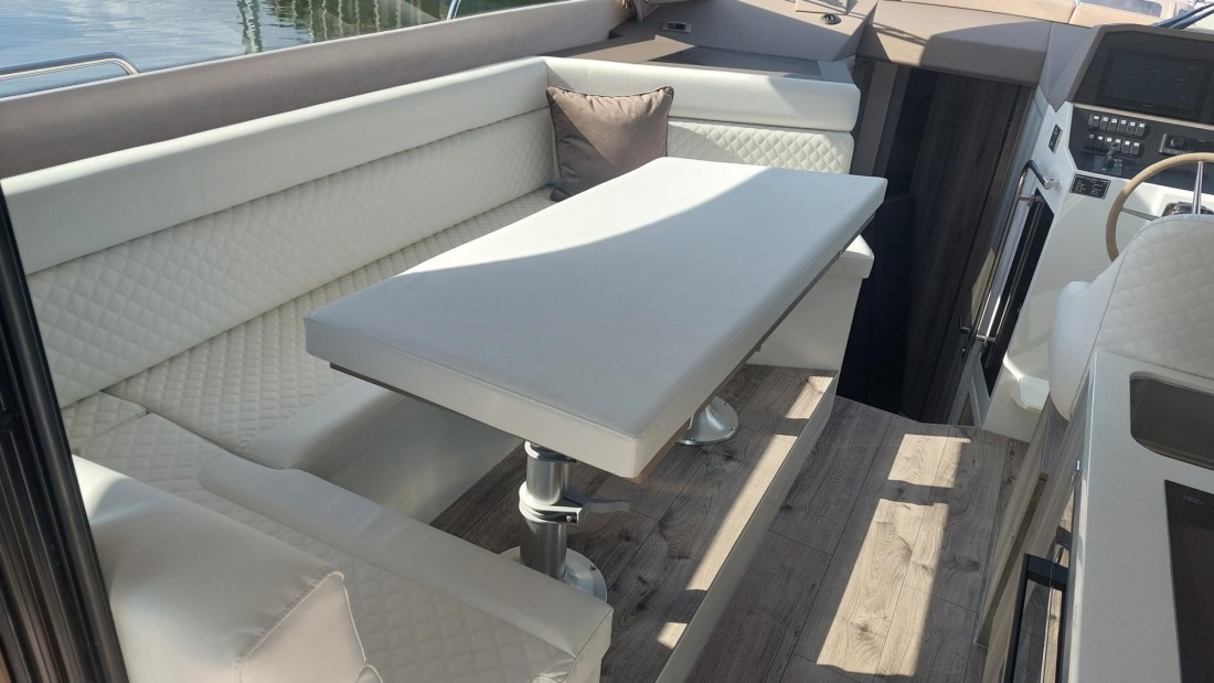 Maxima 37 cabin