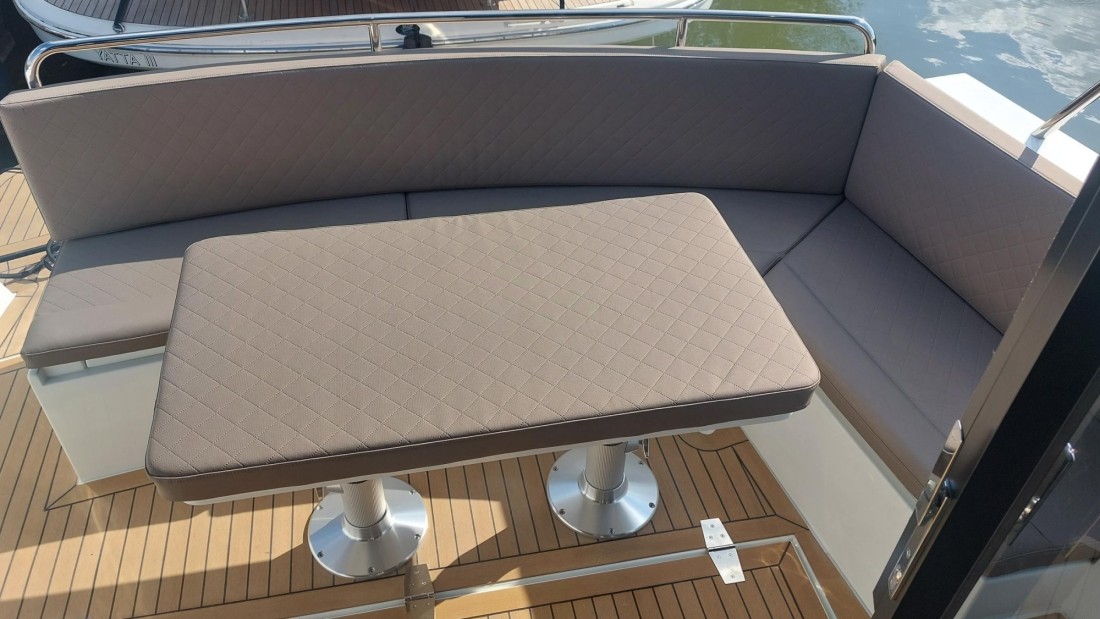 Maxima 37 cabin