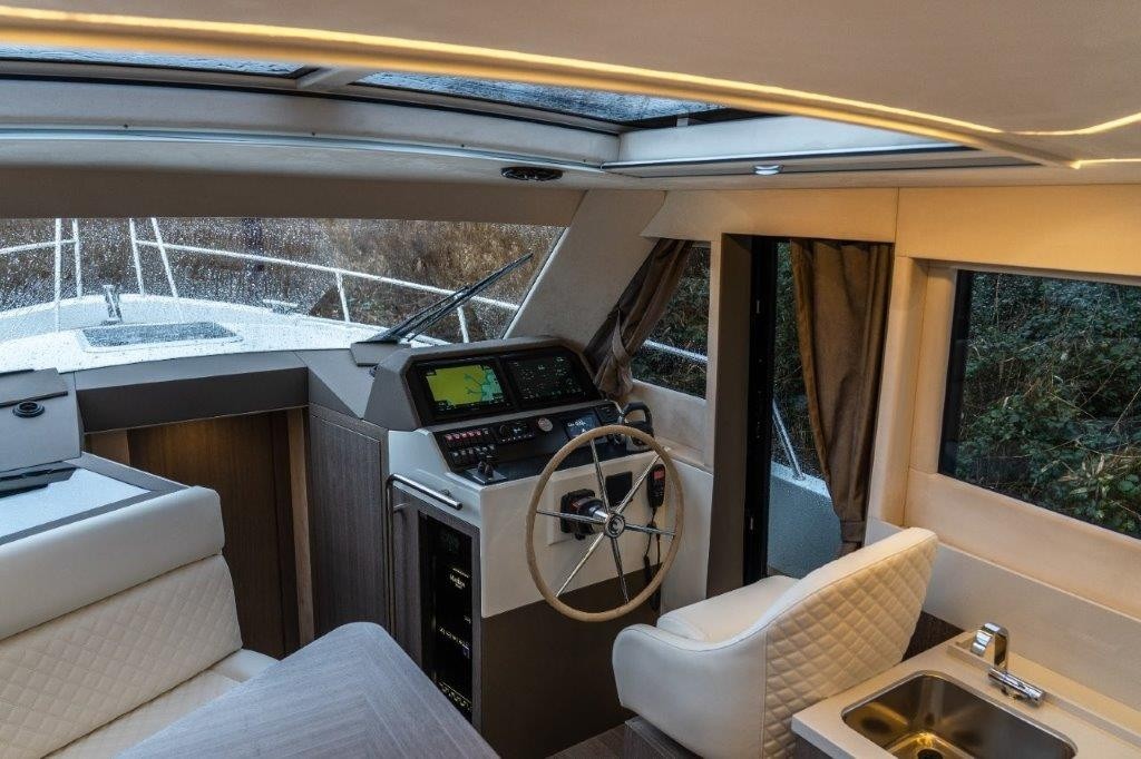 Maxima 37 cabin