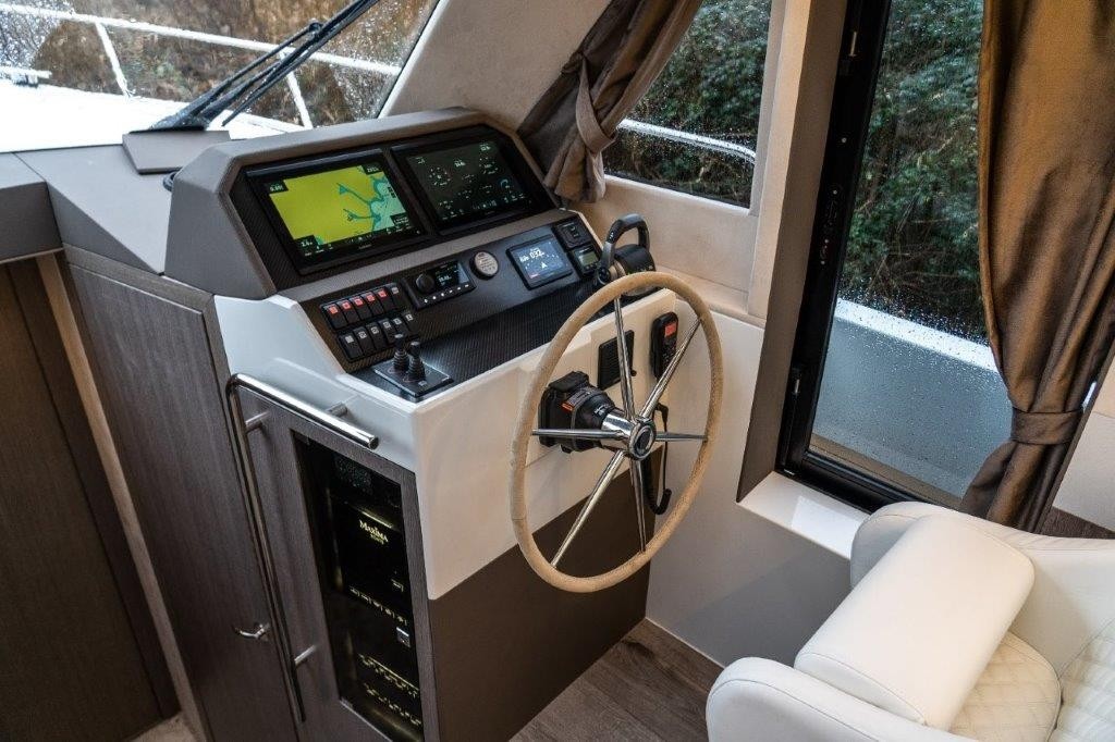 Maxima 37 cabin