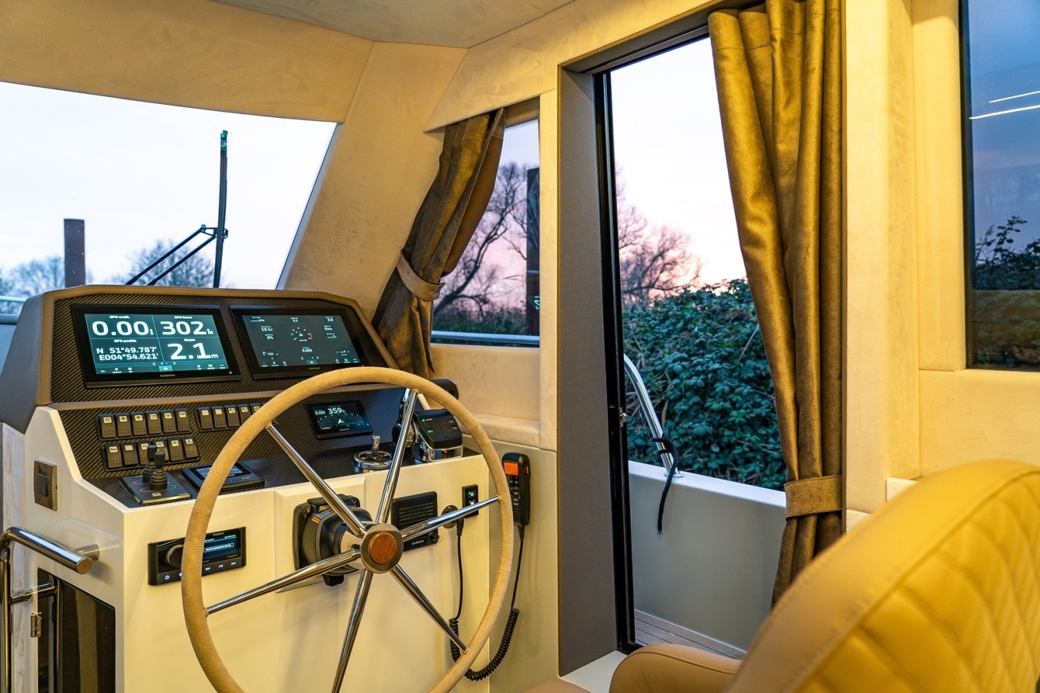 Maxima 37 cabin
