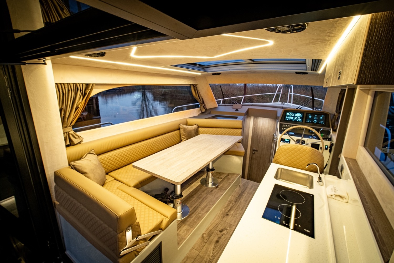 Maxima 37 cabin