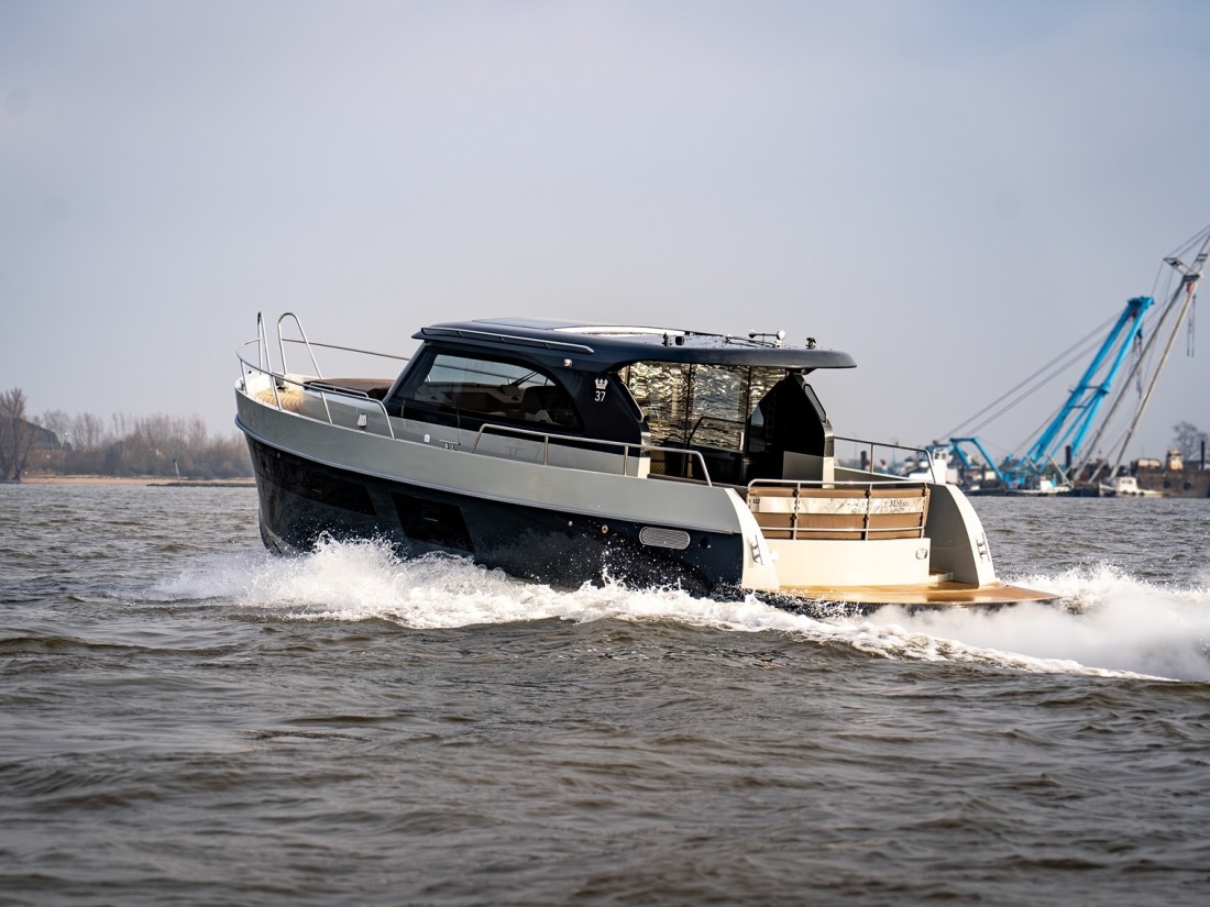 Maxima 37 cabin