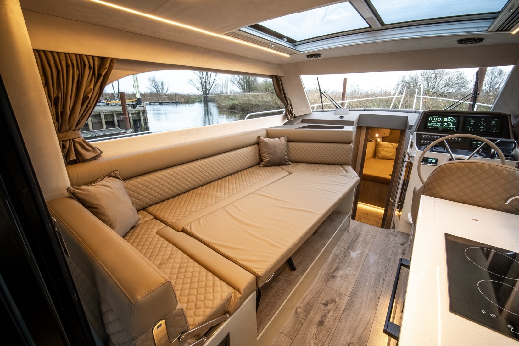 Maxima 37 cabin