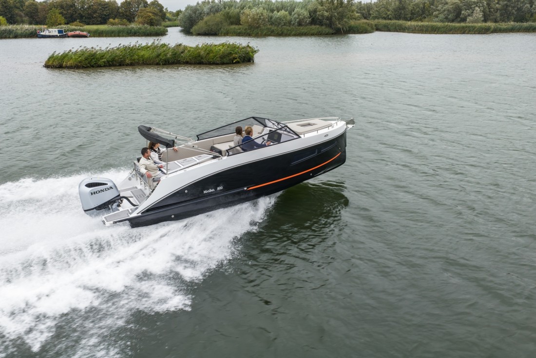 Maxima 800 cabin