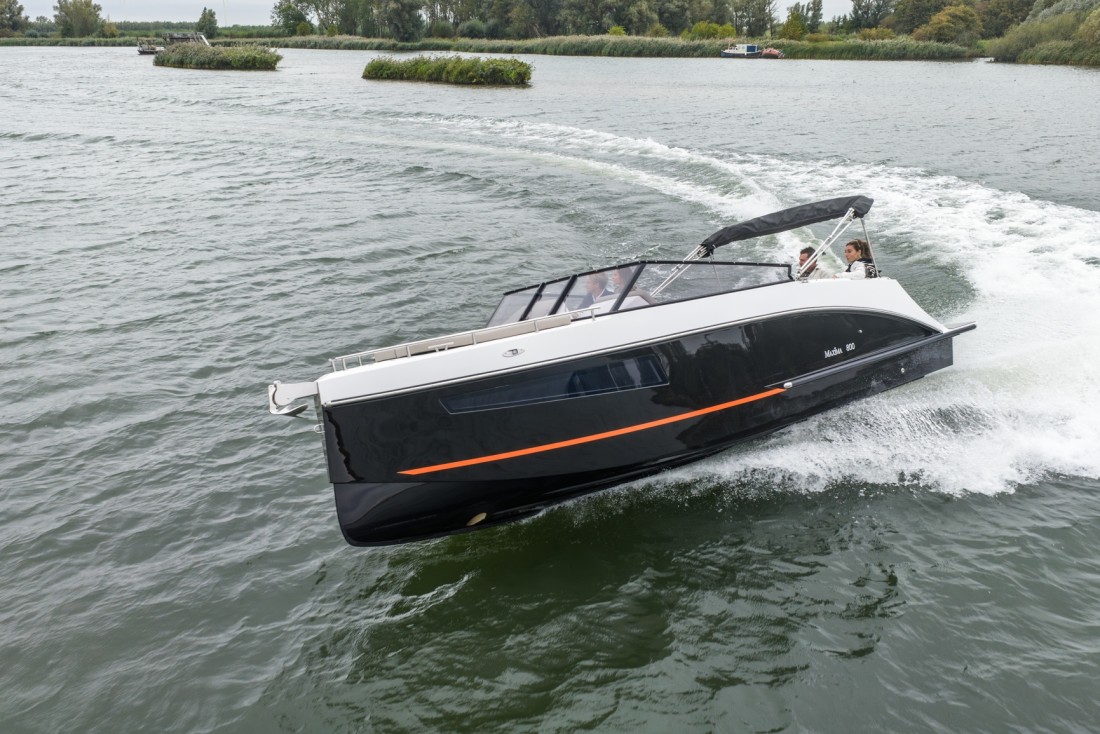 Maxima 800 cabin