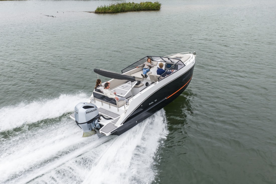 Maxima 800 cabin