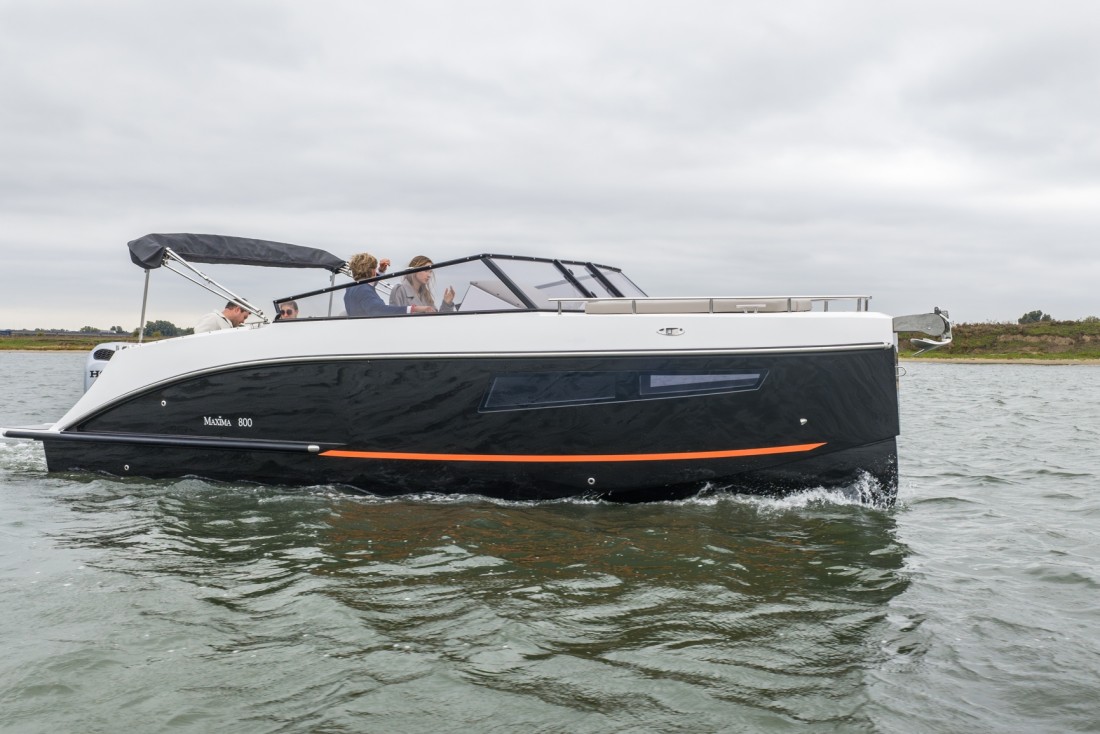 Maxima 800 cabin