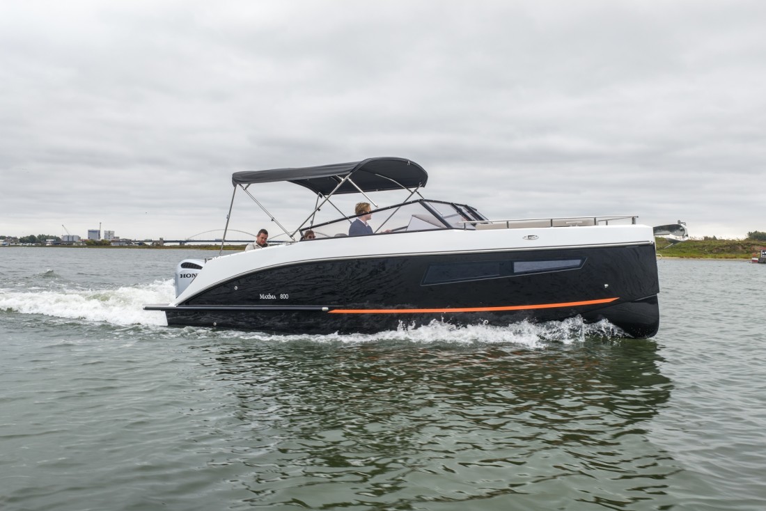 Maxima 800 cabin