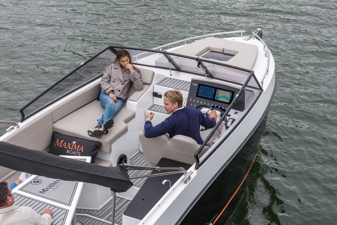 Maxima 800 cabin