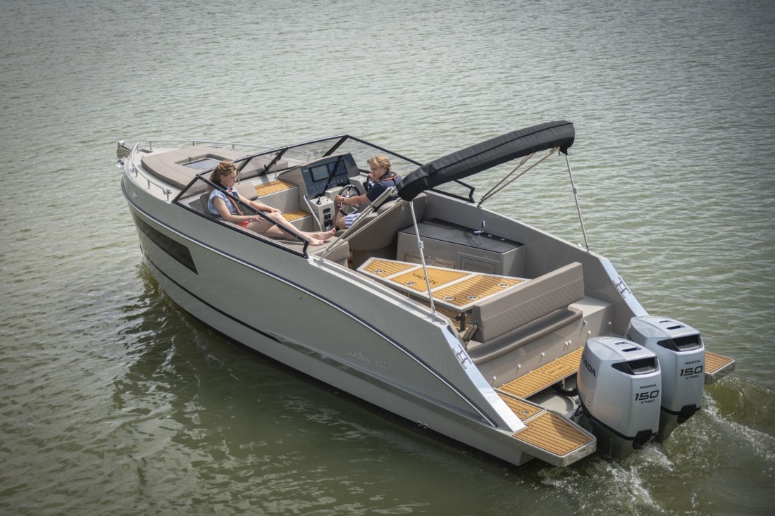 Maxima 800 cabin