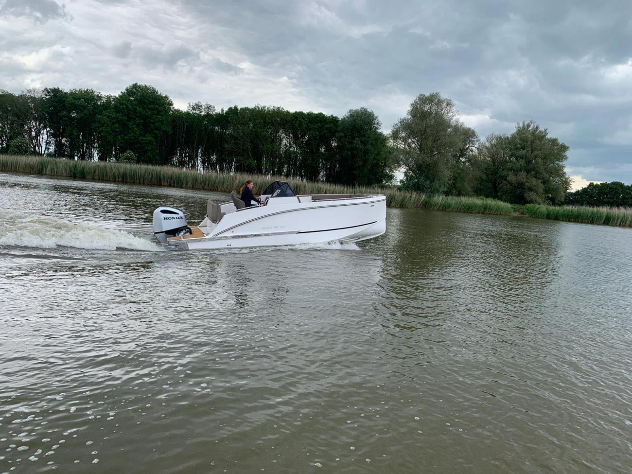 Maxima 700 Sport | Console boot | Maxima Boats | Maxima Boats